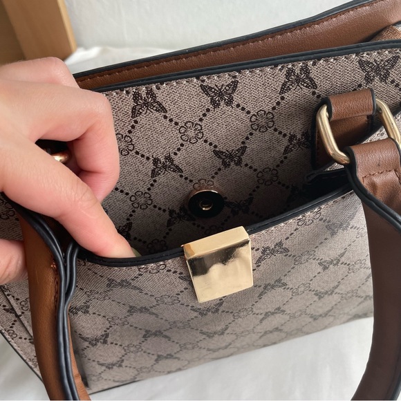 Tan Purse - Cross Over Purse - Golden Accents - Picture 5 of 11